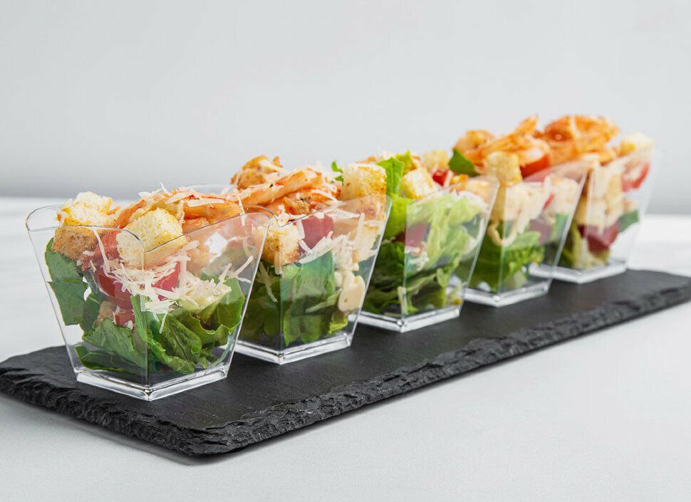 Цезарь с курицей в стаканчиках