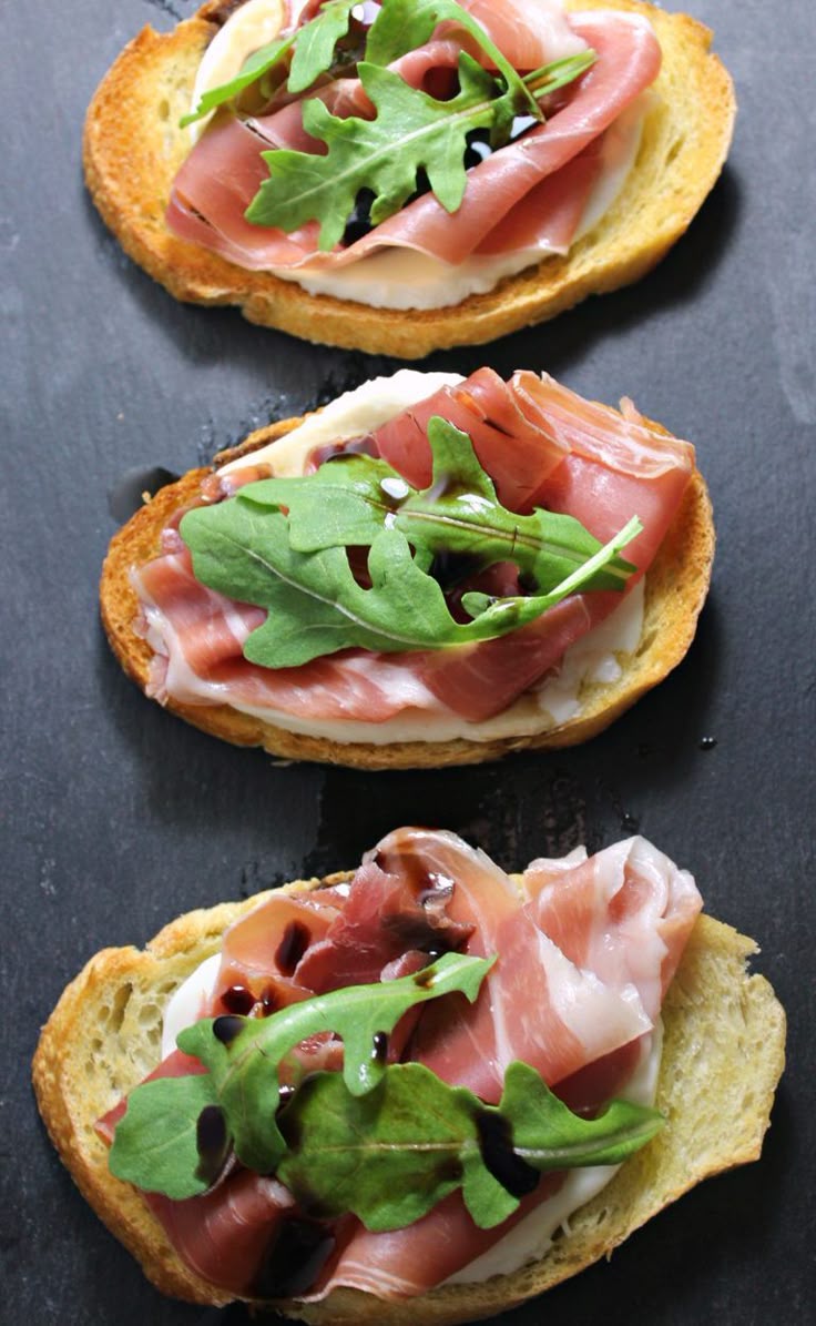 Брускетта с беконом и руколой