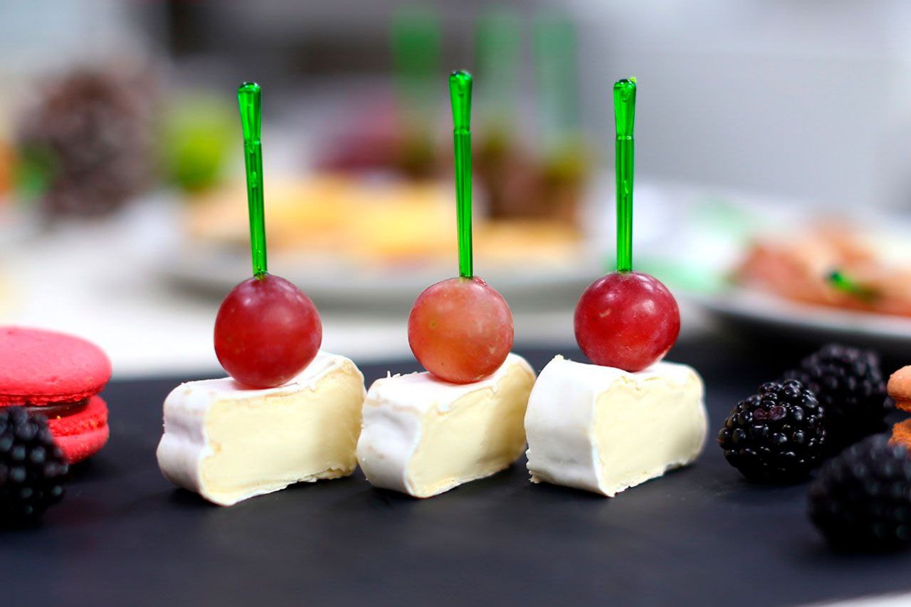 Камамбер с виноградом 