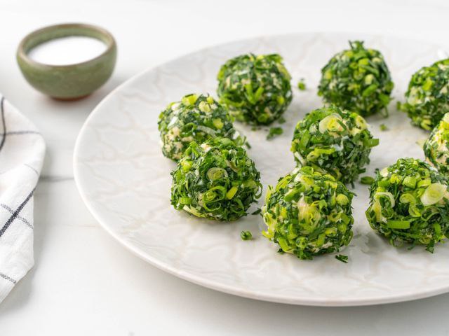 Сырные с чесноком и зеленью