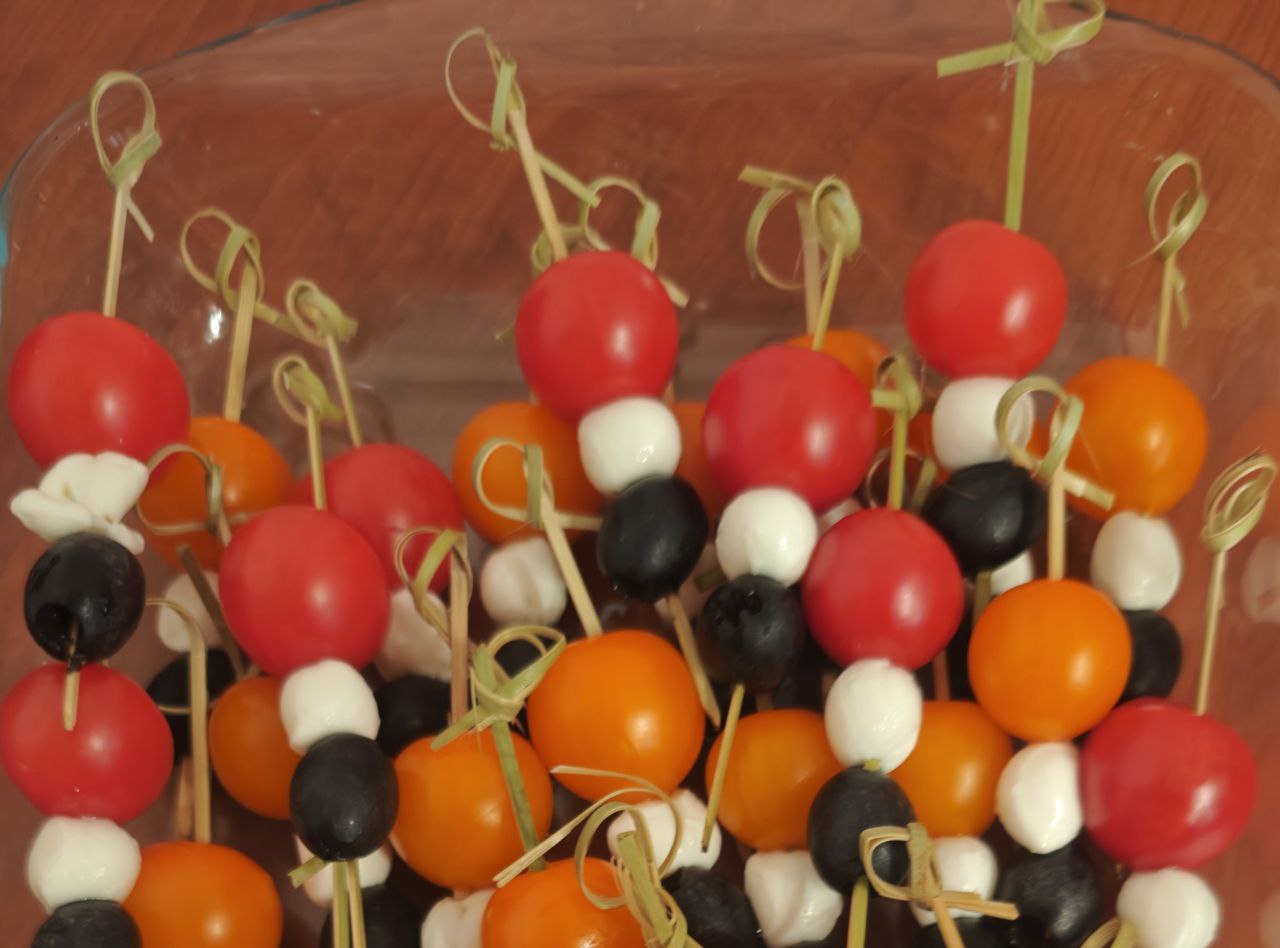 Канапе с помидорами черри, сыром моцареллой и маслинами или оливками