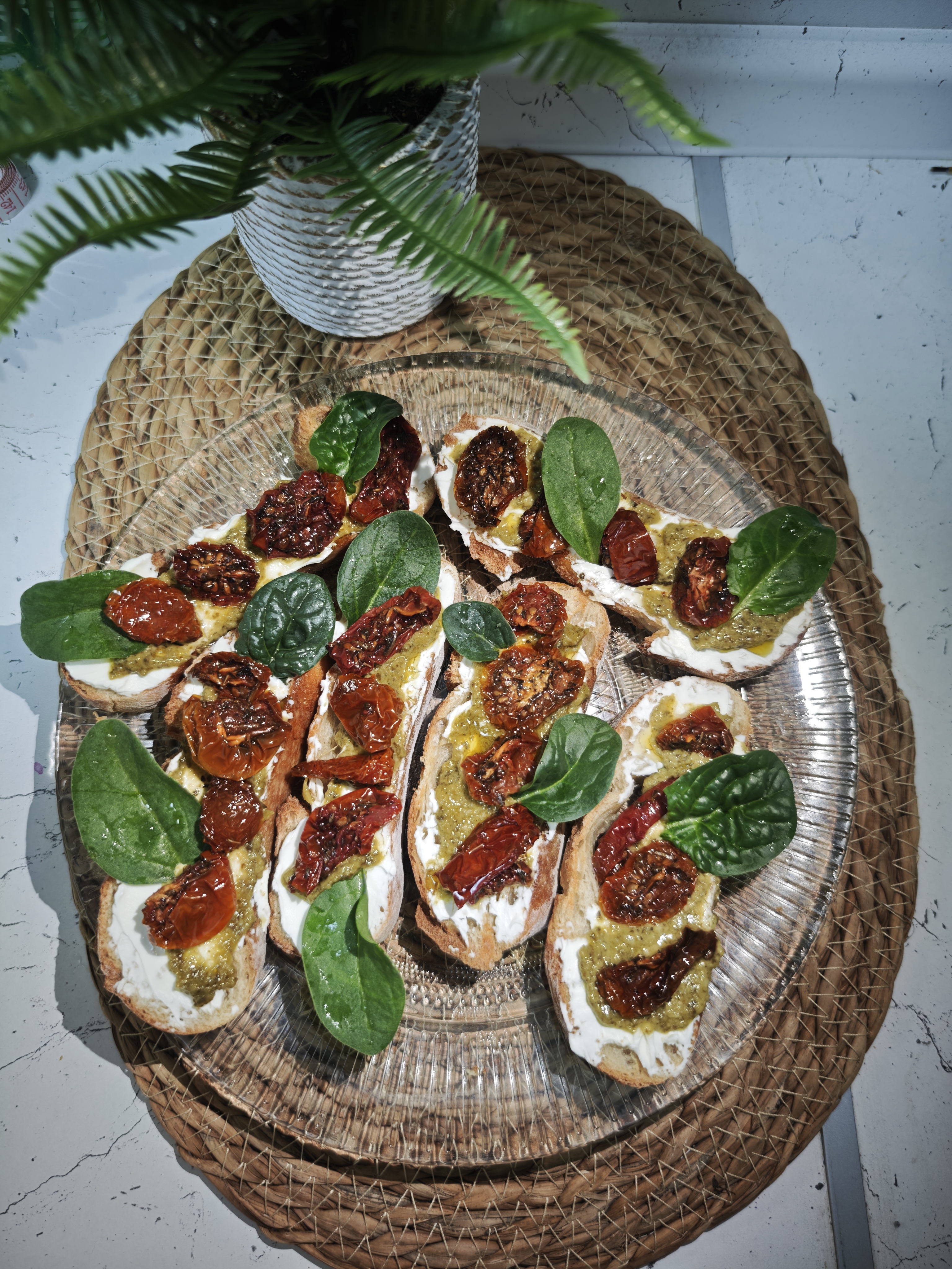 Брускетта с песто и вялеными помидорами