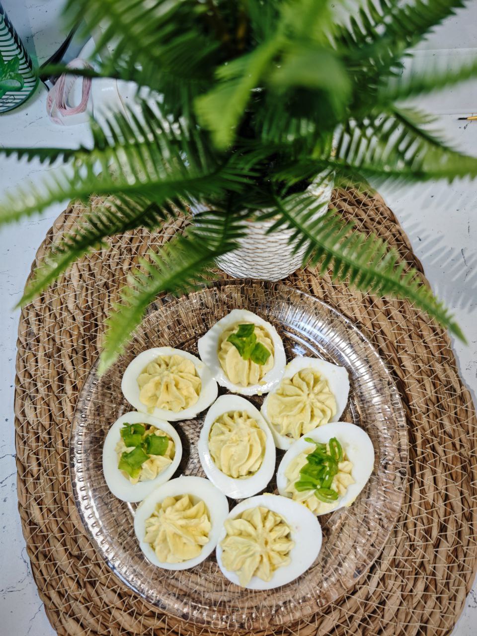 Фаршированные яички с чесночком