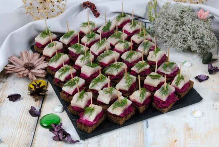 С сельдью и свекольным муссом на Бородинском хлебе