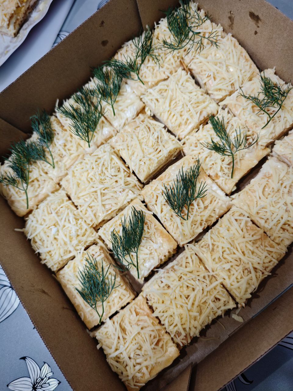 Закусочный пирог с консервированной горбушей и яичками