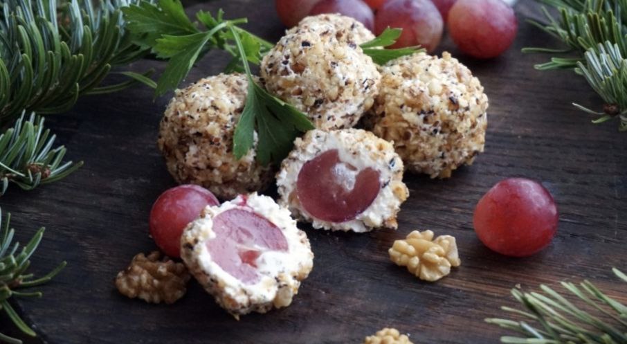 Сырные шарики с виноградом