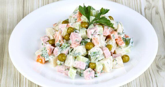 Оливье с колбасой