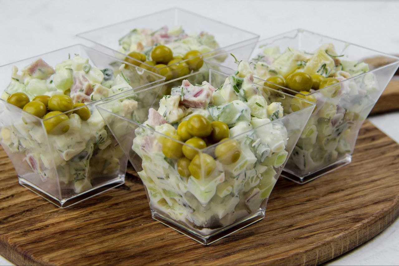 Оливье с курицей в стаканчиках